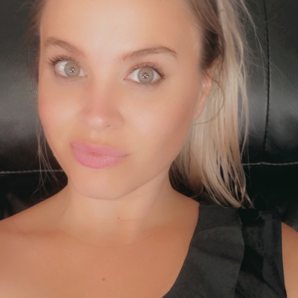 Meet your Posher, Stephanie - Picture 3 of 12